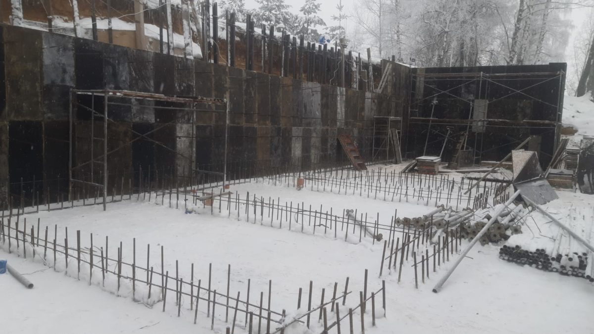 Установка опалубки стен
